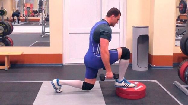 Exercise “Lunges” with dumbbells, increasing male potency